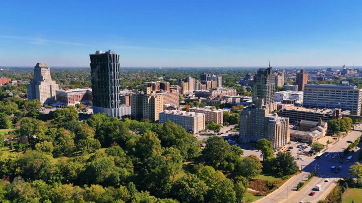Panoramic view of downtown St. Louis with green parks and high-rise buildings, reflecting affordable rent prices in the Midwest