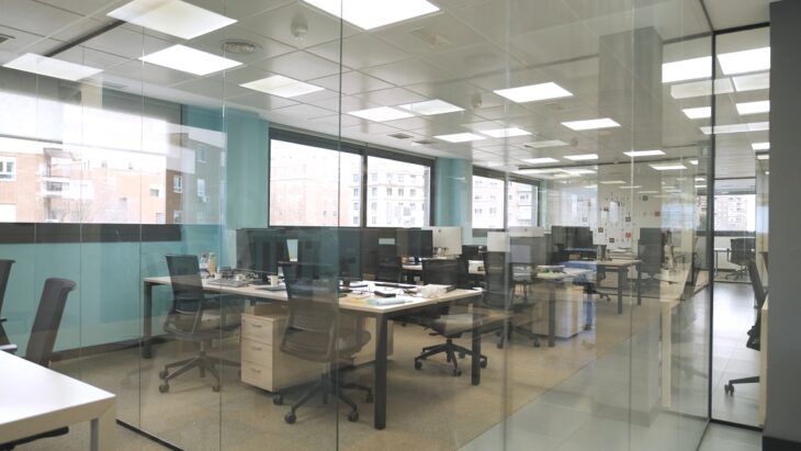 Bright, modern office space with desks, ideal for flexible renting models in urban workspaces